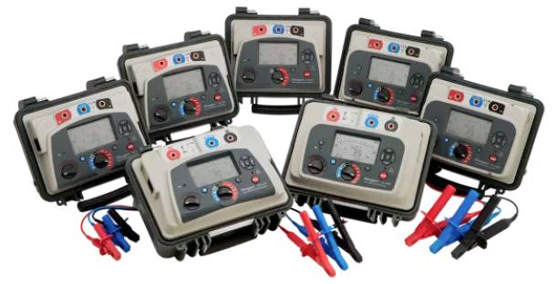 Sechs digitale Multimeter mit angeschlossenen farbigen Messleitungen, in zwei Reihen angeordnet.