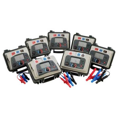 Sechs digitale Multimeter mit angeschlossenen farbigen Messleitungen, in zwei Reihen angeordnet.