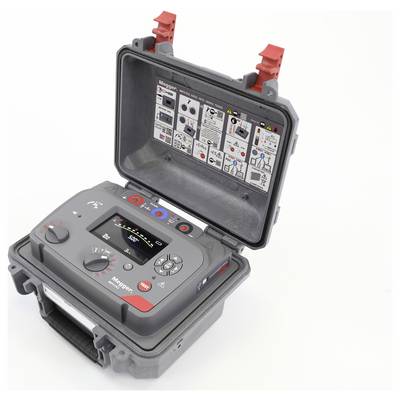Ein tragbares elektrisches Prüfgerät mit geöffnetem Deckel, das Einstellräder, eine digitale Anzeige mit der Aufschrift „500 V" und Bedienungshinweise im Inneren zeigt.