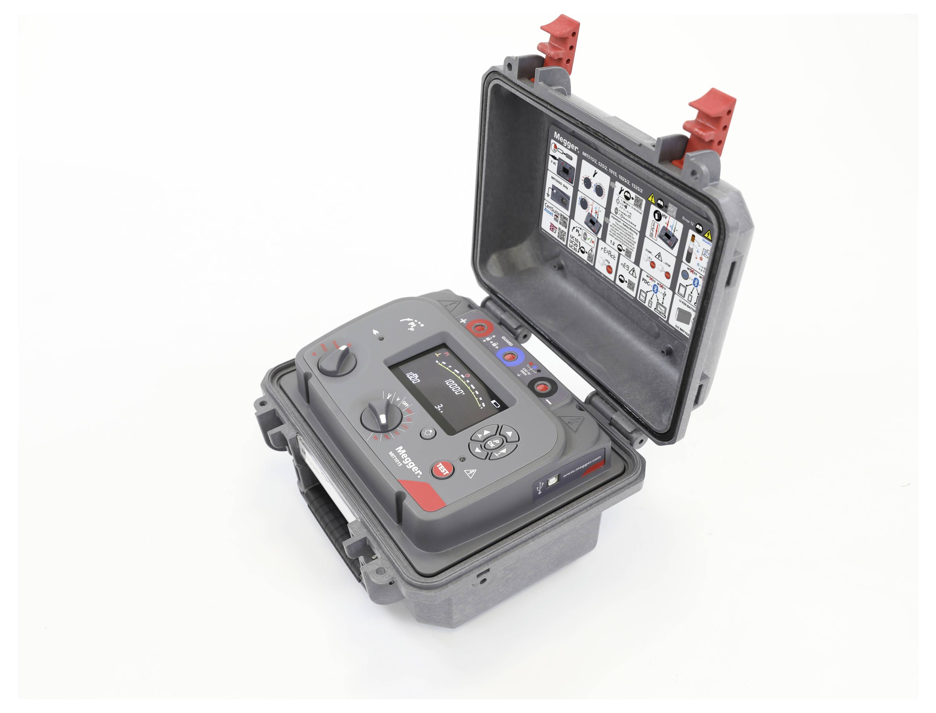 Ein tragbares elektronisches Gerät in einem offenen Hartschalenkoffer, das einen Bildschirm und Tasten zeigt. Bedienungsanleitungen sind im Deckel sichtbar.