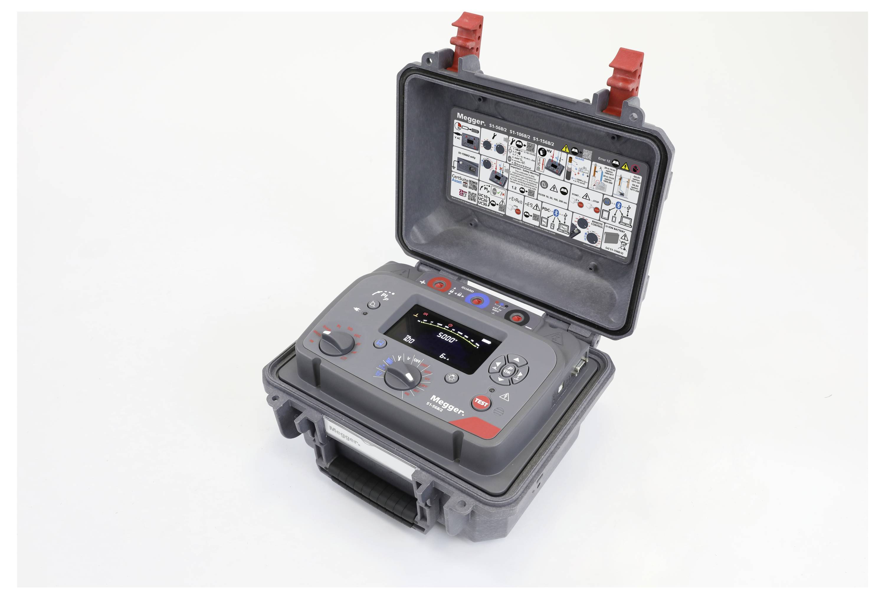 Ein offenes, tragbares elektrisches Prüfgerät mit digitaler Anzeige und verschiedenen Bedienelementen, das in einem Schutzkoffer mit bildlichen Bedienungsanleitungen auf dem Deckel positioniert ist.