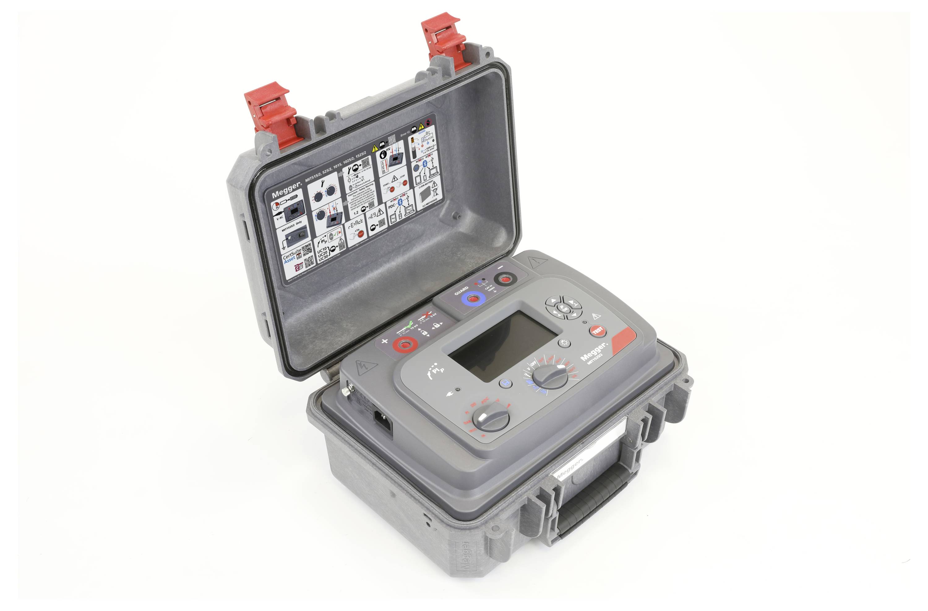 Ein tragbares elektronisches Gerät in einem offenen Schutzgehäuse mit Bedienknöpfen, Tasten und Diagrammen auf der Innenseite des Deckels für Bedienungsanweisungen.