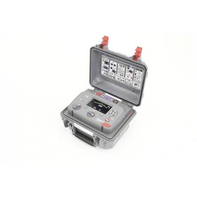 Ein tragbares elektrisches Testgerät mit offenem Deckel zeigt Bedienknöpfe und ein Panel mit Testanweisungen.