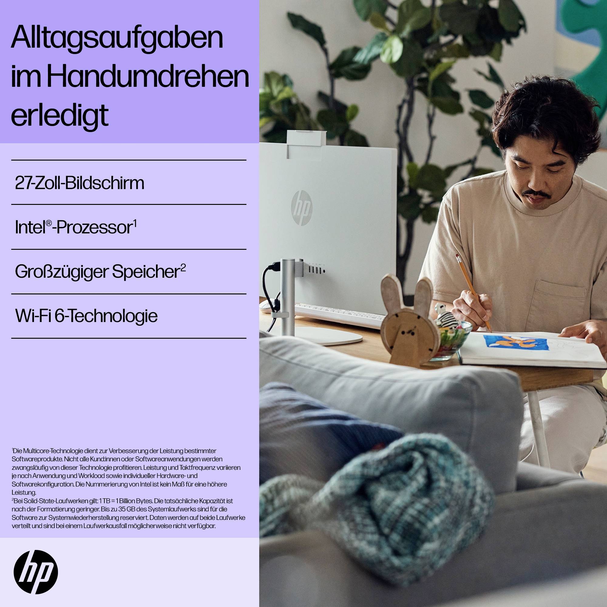 Eine Person arbeitet an einem Laptop in einem modern eingerichteten Raum. Links im Bild eine Liste von technischen Merkmalen eines Produkts.
