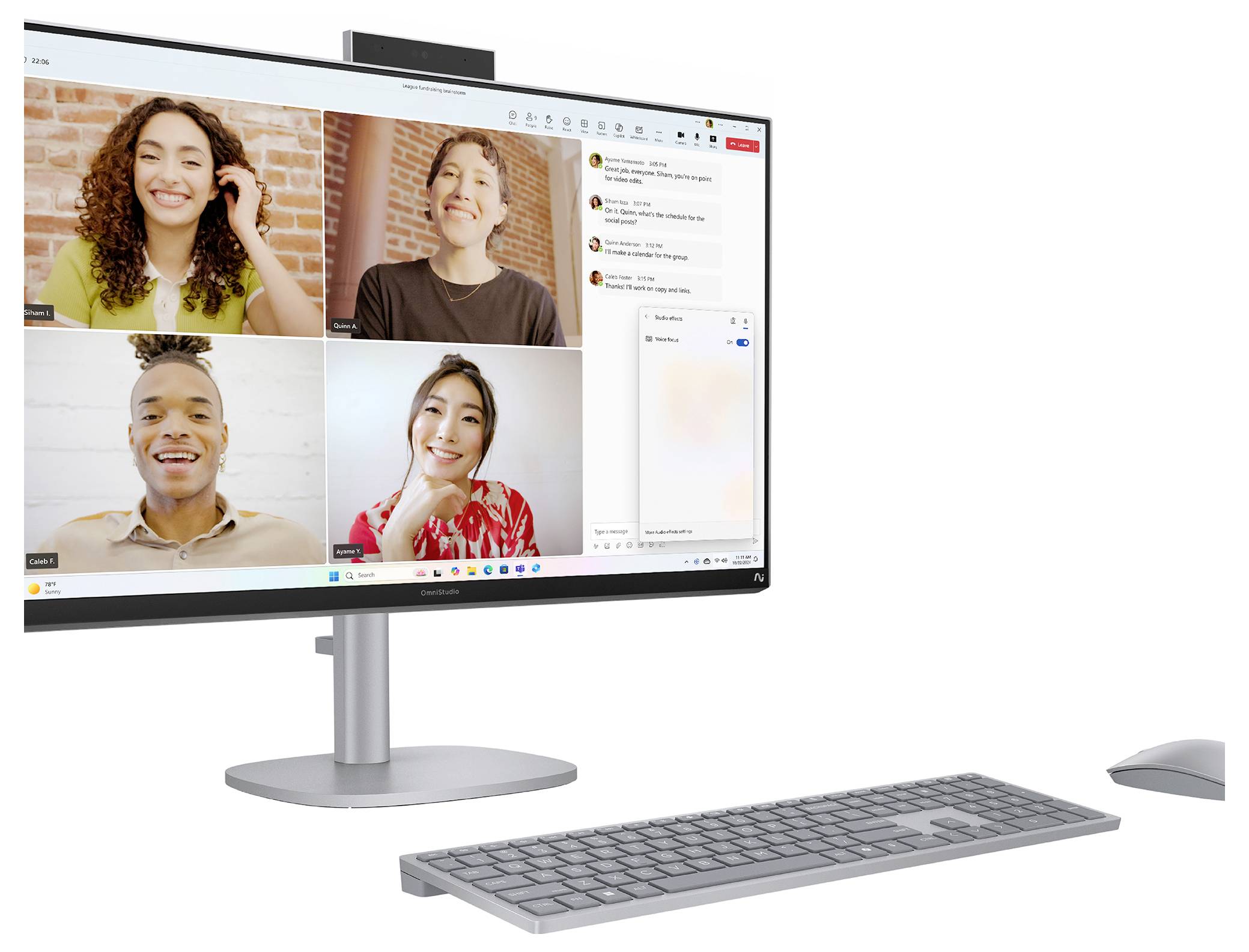 Eine Videokonferenz auf einem Computerbildschirm, die vier vielfältige Menschen zeigt, die lächeln und miteinander interagieren, wobei eine Tastatur und eine Maus sichtbar sind.