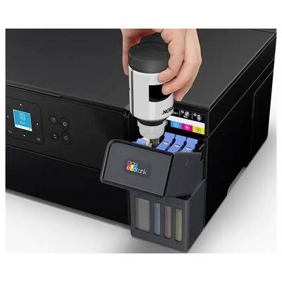 Eine Person, die eine schwarze Tintenpatrone an einem Drucker mit einer Flasche, die mit "schwarz" markiert ist, wieder auffüllt; daneben sind farbige Tintenpatronen sichtbar.
