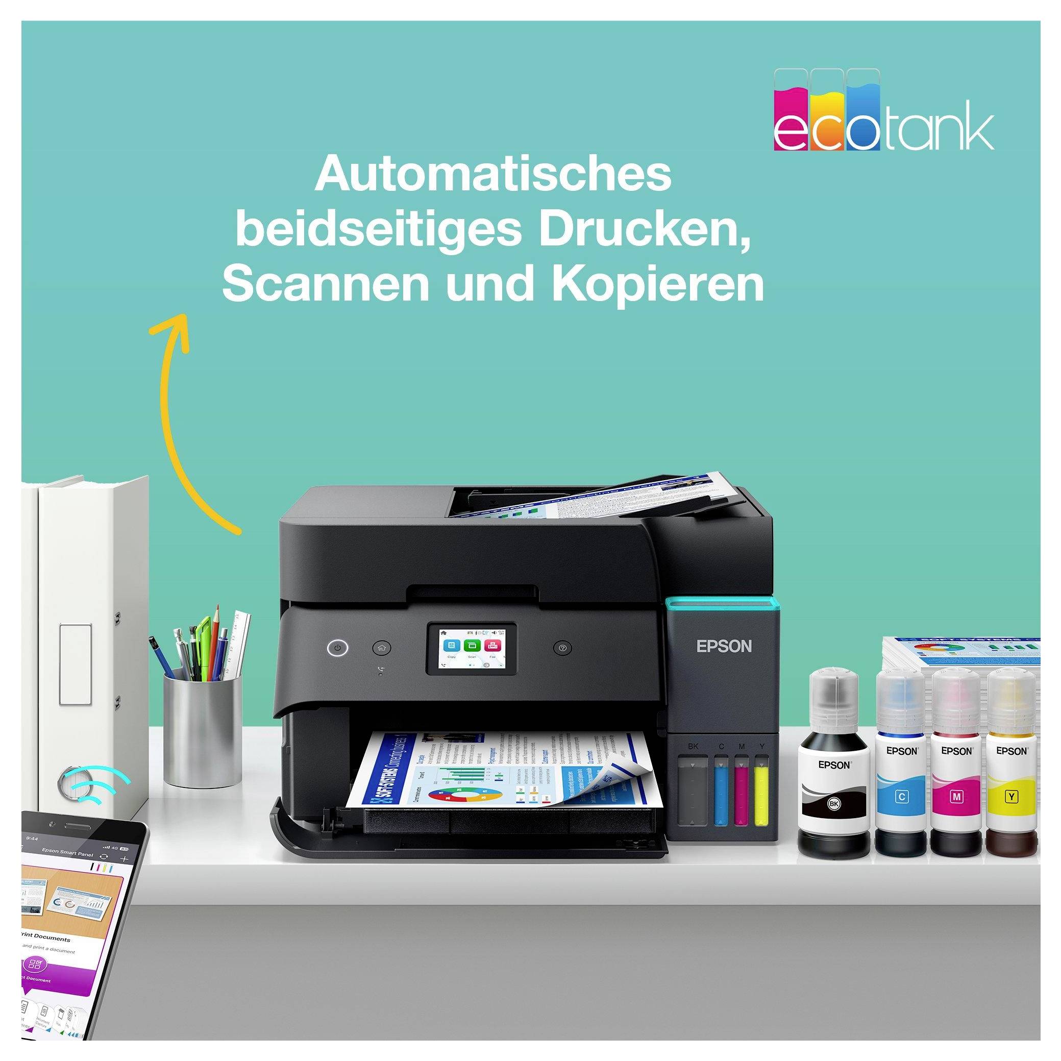 "Epson-Drucker auf Schreibtisch mit Tintenfläschchen und Papier, gekennzeichnet für automatischen Duplexdruck, Scannen und Kopieren. „Ecotank"-Logo sichtbar."