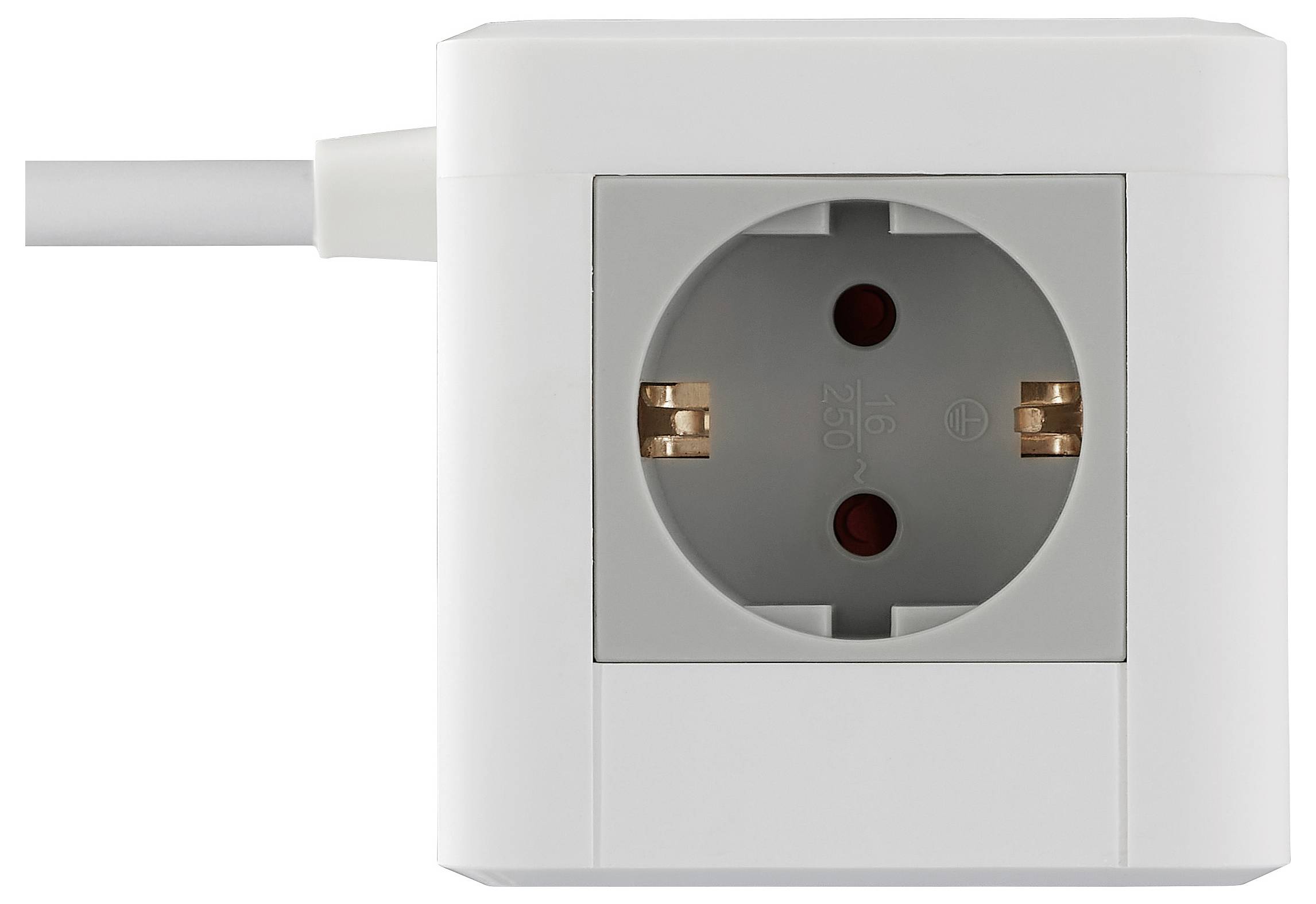 Eine weiße elektrische Wandsteckdose mit einem teilweise eingestecktem Stecker, der zwei runde Öffnungen und Kupferstifte zeigt, auf weißem Hintergrund.