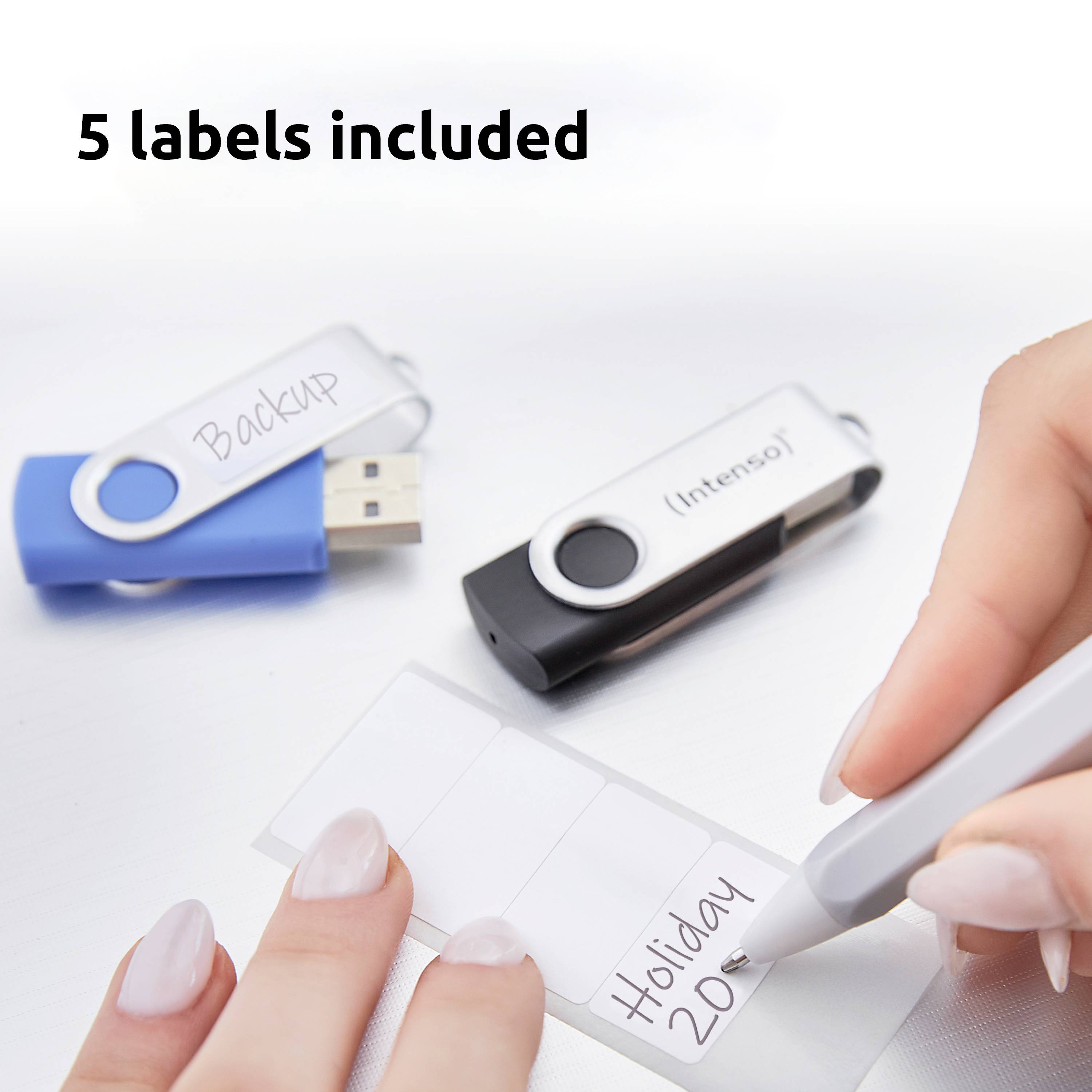 Eine Hand schreibt "Holiday 2024" auf ein Etikett neben einem USB-Laufwerk mit der Beschriftung "Backup"; Text darüber liest "5 Etiketten enthalten".