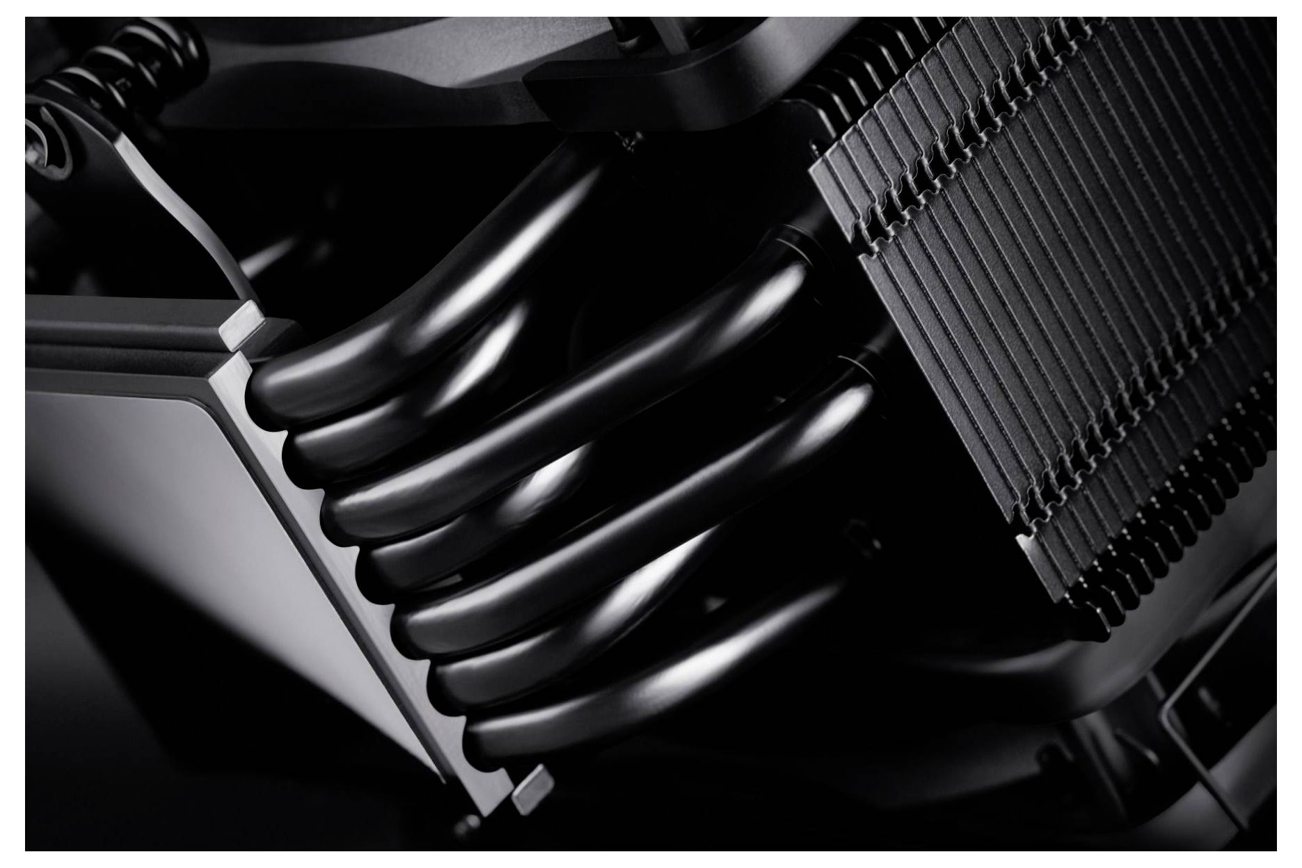 Nahaufnahme eines metallischen Kühlkörpers mit schwarzen Kühlrippen und Heatpipes, der das thermische Managementdesign einer Computerkomponente präsentiert.