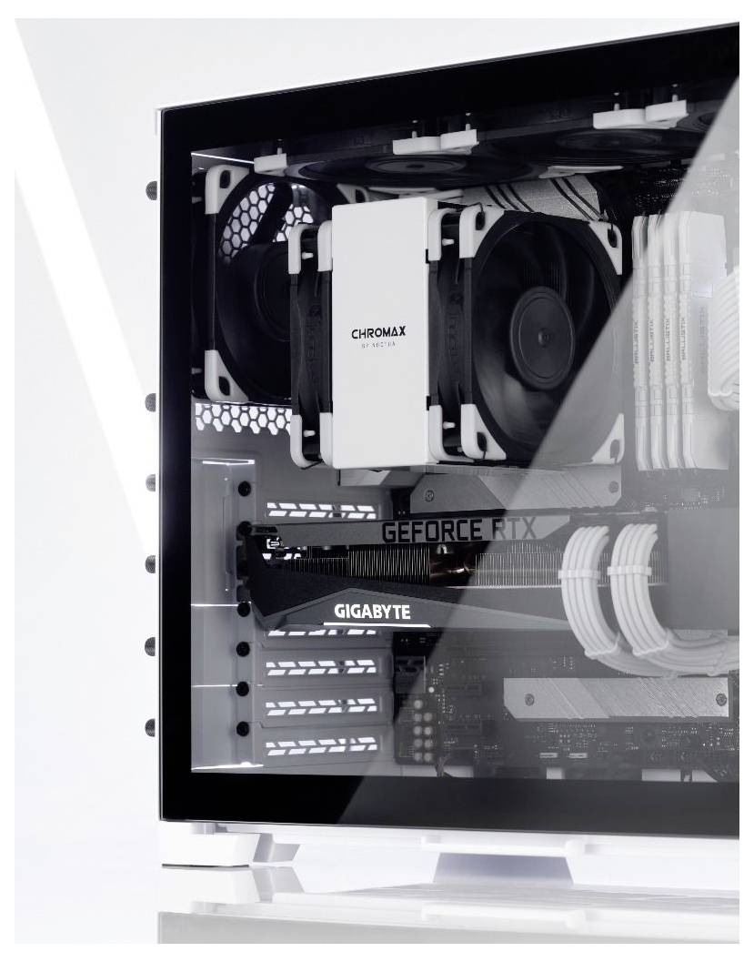 Ein schlankes Computergehäuse mit einem transparenten Seitenpanel, das die Innenkomponenten freilegt, einschließlich Lüfter mit den Beschriftungen "CHROMAX" und "GIGABYTE"-Teilen.