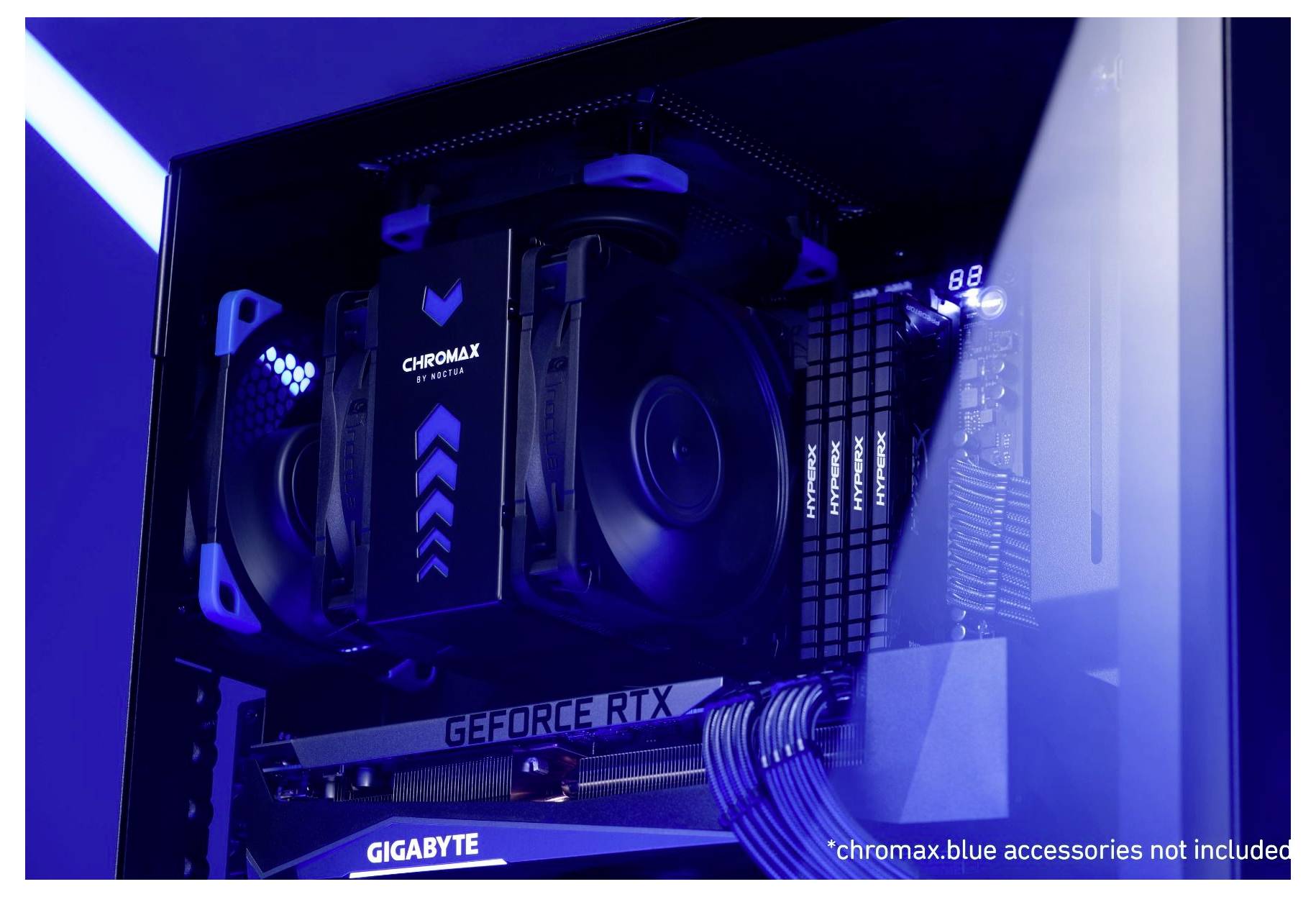 Ein Computer mit einer GIGABYTE GeForce RTX Grafikkarte und einem 'chromax' Kühler, unter blauer Beleuchtung präsentiert, mit Zubehör-Haftungsausschluss.