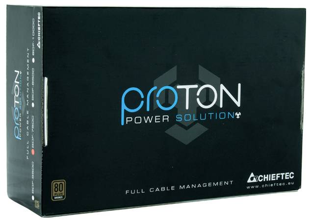 Verpackungskarton "PROTON Power Solution" von Chieftec mit Etiketten für "Vollständige Kabelführung" und "80 PLUS Bronze". Schwarze Verpackung mit angezeigter Webadresse.