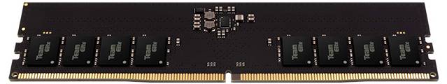 Ein Computerarbeitspeicher-Modul mit mehreren schwarzen Speicherchips auf einer grünen Leiterplatte, mit goldenen Anschlusspins entlang des unteren Randes.