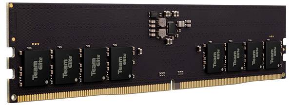 Eine Nahaufnahme eines einzelnen Computerspeichermoduls (RAM), das seine schwarze Leiterplatte und goldenen Anschlüsse zur Verbindung mit einem Mainboard zeigt.