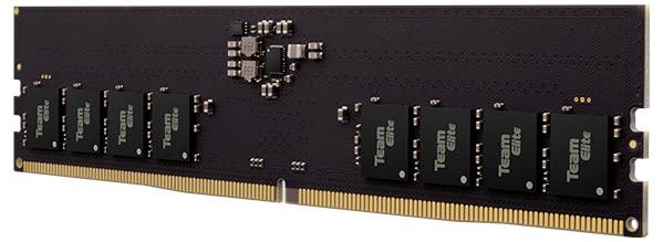 Eine Nahaufnahme eines RAM-Moduls mit sichtbaren Speicherchips und goldenen Anschlüssen, das zur Steigerung der Verarbeitungsleistung und Geschwindigkeit eines Computers verwendet wird.