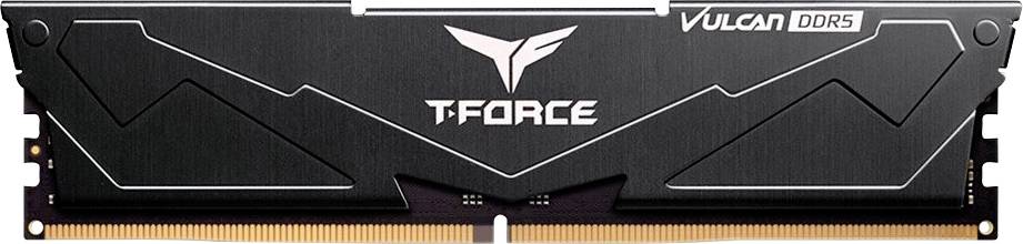 Ein schwarzes T-Force Vulcan DDR5 RAM-Modul mit elegantem Design und Markenlogo in der Mitte. Das Modul verfügt über goldene Anschluss-Pins.