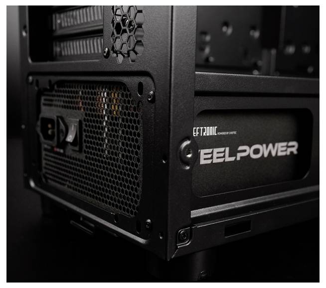 Rückansicht eines schwarzen Computergehäuses mit Lüftungsgitter, Einschalter und Branding mit dem Text "EELPOWER".