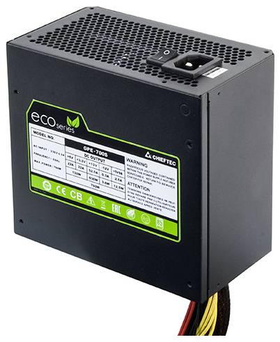 'Chieftec ECO Serie GPE-700S Netzteil mit detaillierter Beschriftung an der Seite für Spezifikationen und Sicherheitswarnungen.'
