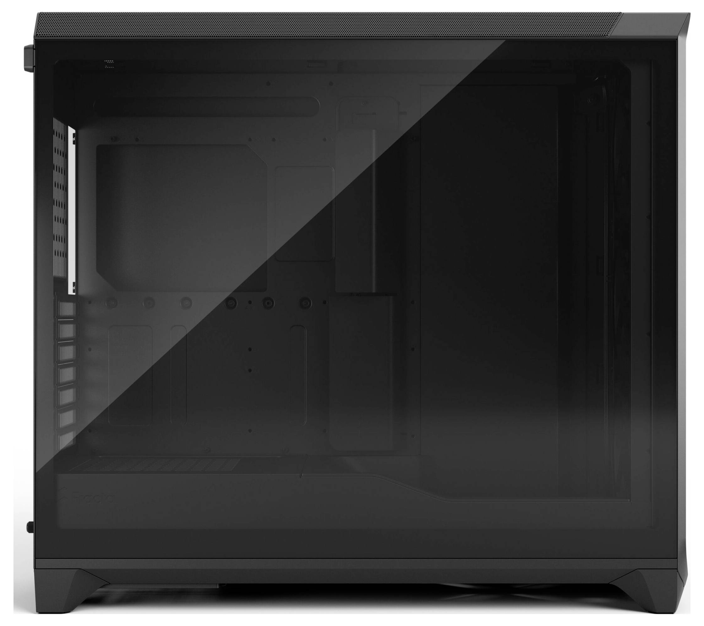 Ein Computergehäuse mit einer Seitenscheibe aus gehärtetem Glas, das einen geräumigen Innenraum zeigt, der für Hardwarekomponenten und Kabelmanagement konzipiert ist.