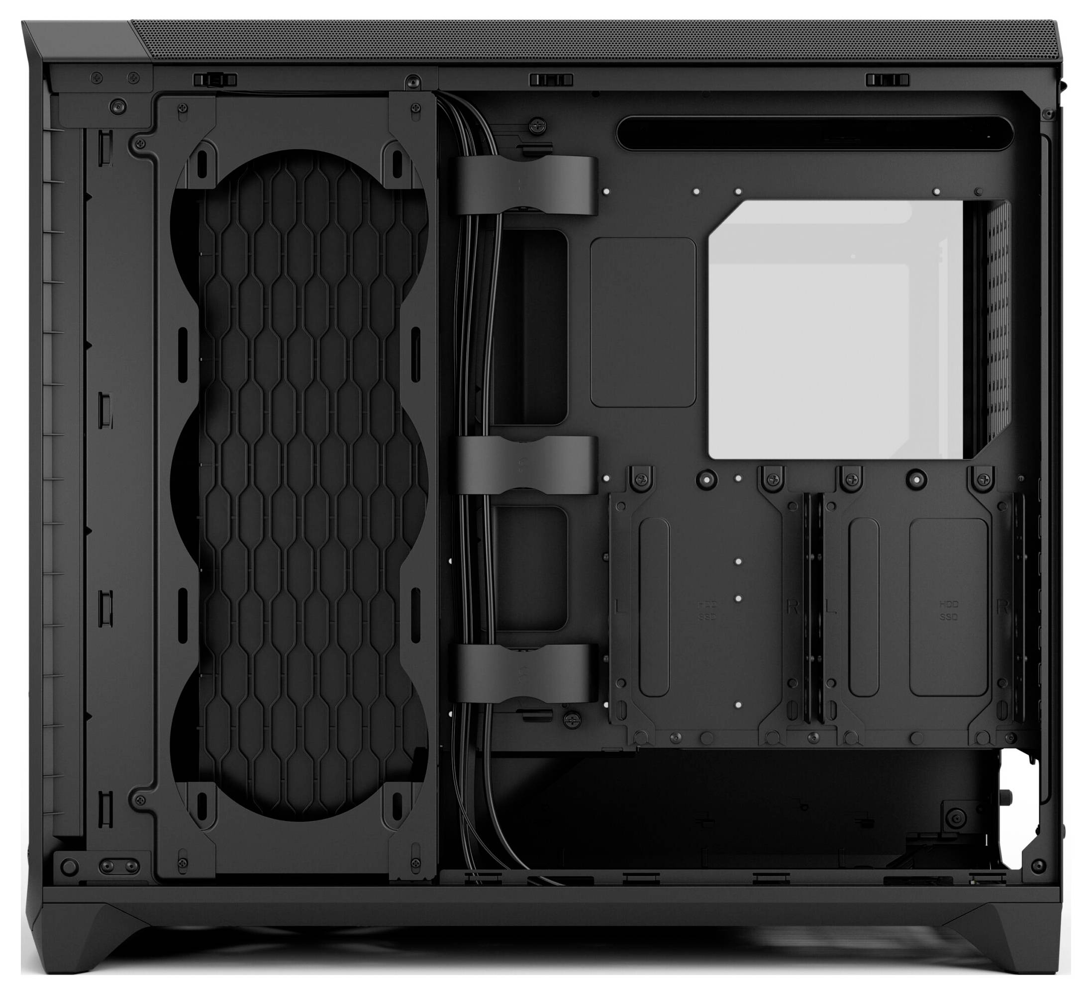 Eine Ansicht des Computergehäuse-Innenraums, die Kabelmanagement-Halterungen, eine große Platte für die Motherboard-Installation und umfangreiche Belüftungsöffnungen zeigt.