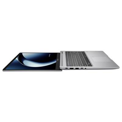 Ein silberner Laptop, sowohl geschlossen als auch geöffnet, der sein schlankes Design und die Tastaturanordnung hervorhebt.