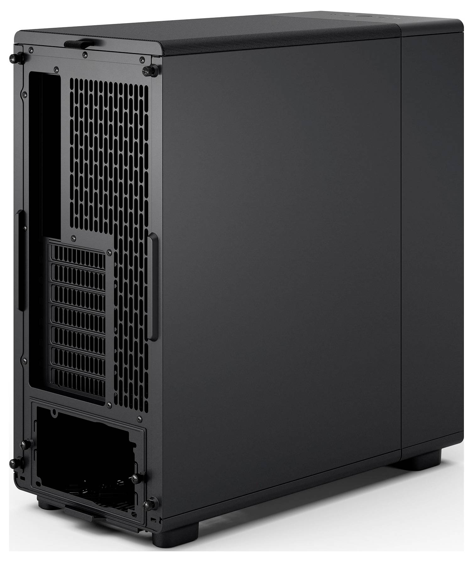 Ein schwarzes Computergehäuse wird von hinten gezeigt, mit Lüftungsgittern und einem offenen Einschub für ein Netzteil.
