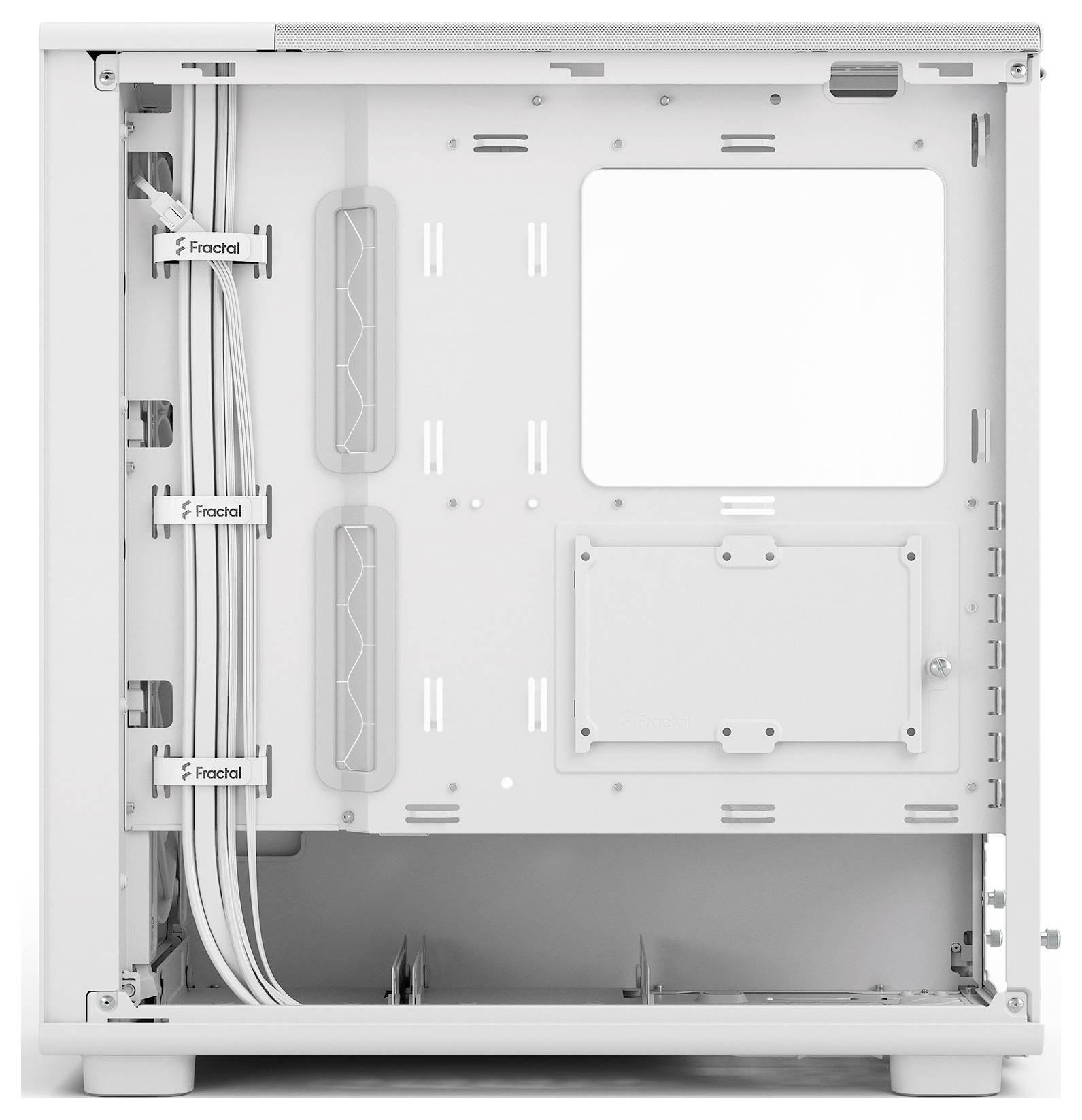 Das Innere eines weißen Computergehäuses wird gezeigt, mit Kabelmanagement-Funktionen und Halterungen mit der Aufschrift „Fractal" sowie Plätzen für Komponenten.