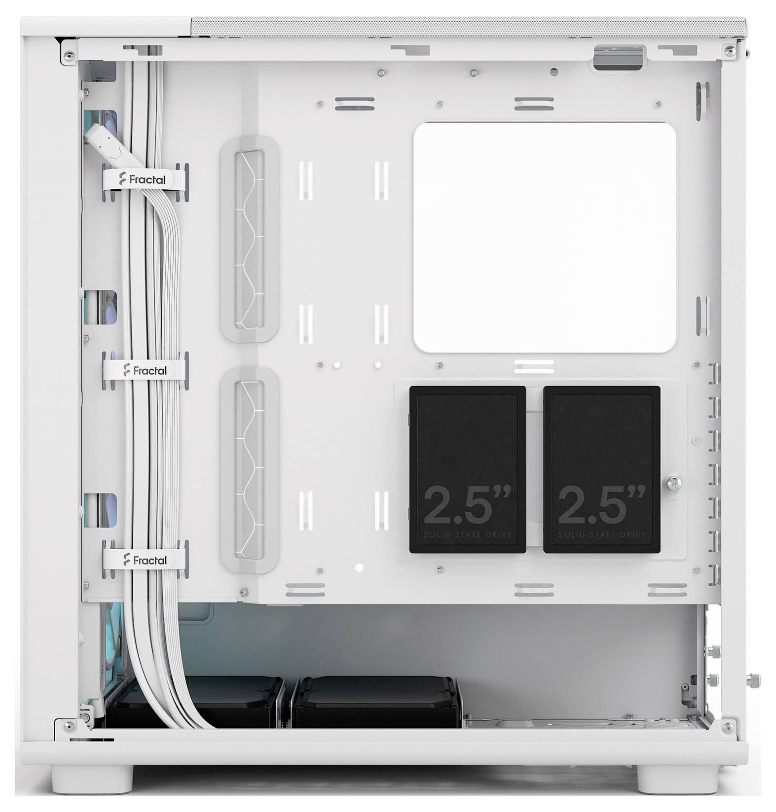 Ein weißes Computergehäuse mit sichtbarer Kabelverwaltung, zwei SSD-Halterungen mit der Beschriftung „2,5 Zoll 15mm max" und belüftetem unteren Abschnitt.