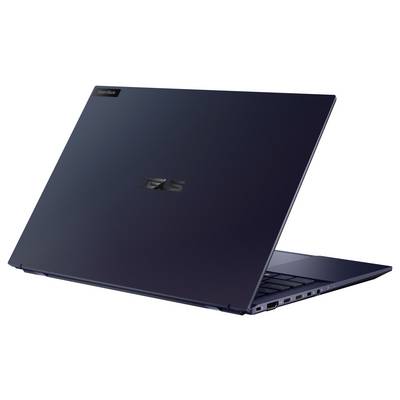 Ein schlankes marineblaues Laptop mit mehreren Anschlüssen an der Seite und einem reflektierenden Logo auf dem Deckel, vor einem schlichten weißen Hintergrund.