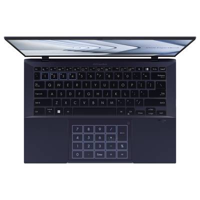 Ein schlankes, geöffnetes Laptop, von oben betrachtet, mit hintergrundbeleuchteter Tastatur und einem in das Touchpad integrierten Ziffernblock.