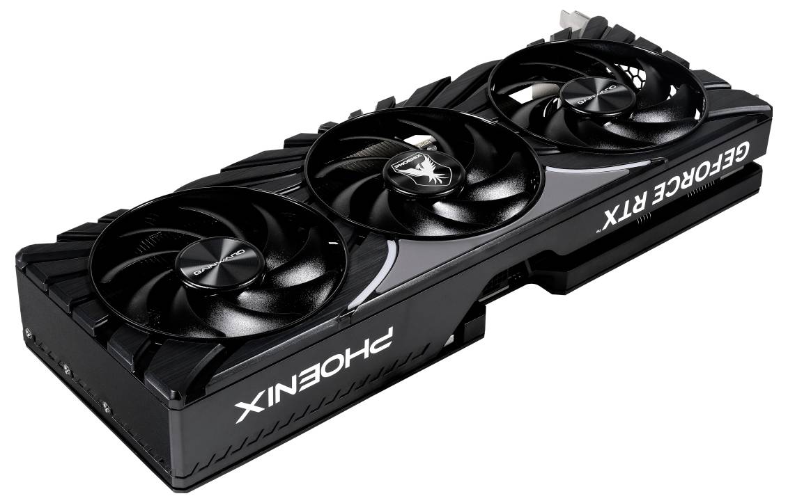 Eine schwarze Grafikkarte mit drei Kühlventilatoren, mit den Aufschriften "PHOENIX" und "GEFORCE RTX", mit einem schlanken, eckigen Design.