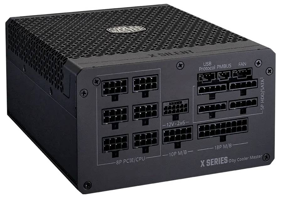 Eine schwarze Cooler Master X Series Netzteil mit mehreren beschrifteten Anschlüssen für USB, CPU, PCI-E und Motherboard-Verbindungen.
