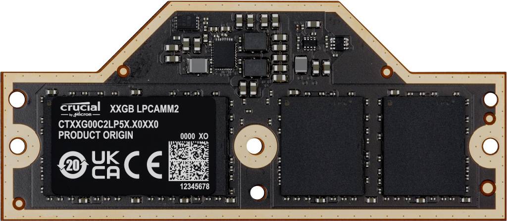 Eine Leiterplatte mit elektronischen Komponenten und einem Etikett mit der Aufschrift „X1GB LPCAMM2, CTXXG00C2LP5X.X0X0, Produktherkunft" und einem QR-Code.