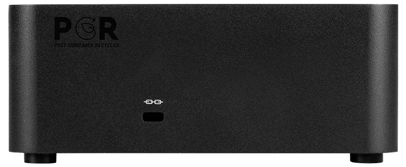 Ein schwarzes rechteckiges elektronisches Gerät mit einem kleinen Logo und einer Anzeige-Leuchtdiode auf der Vorderseite, das auf zwei kurzen Beinen ruht.