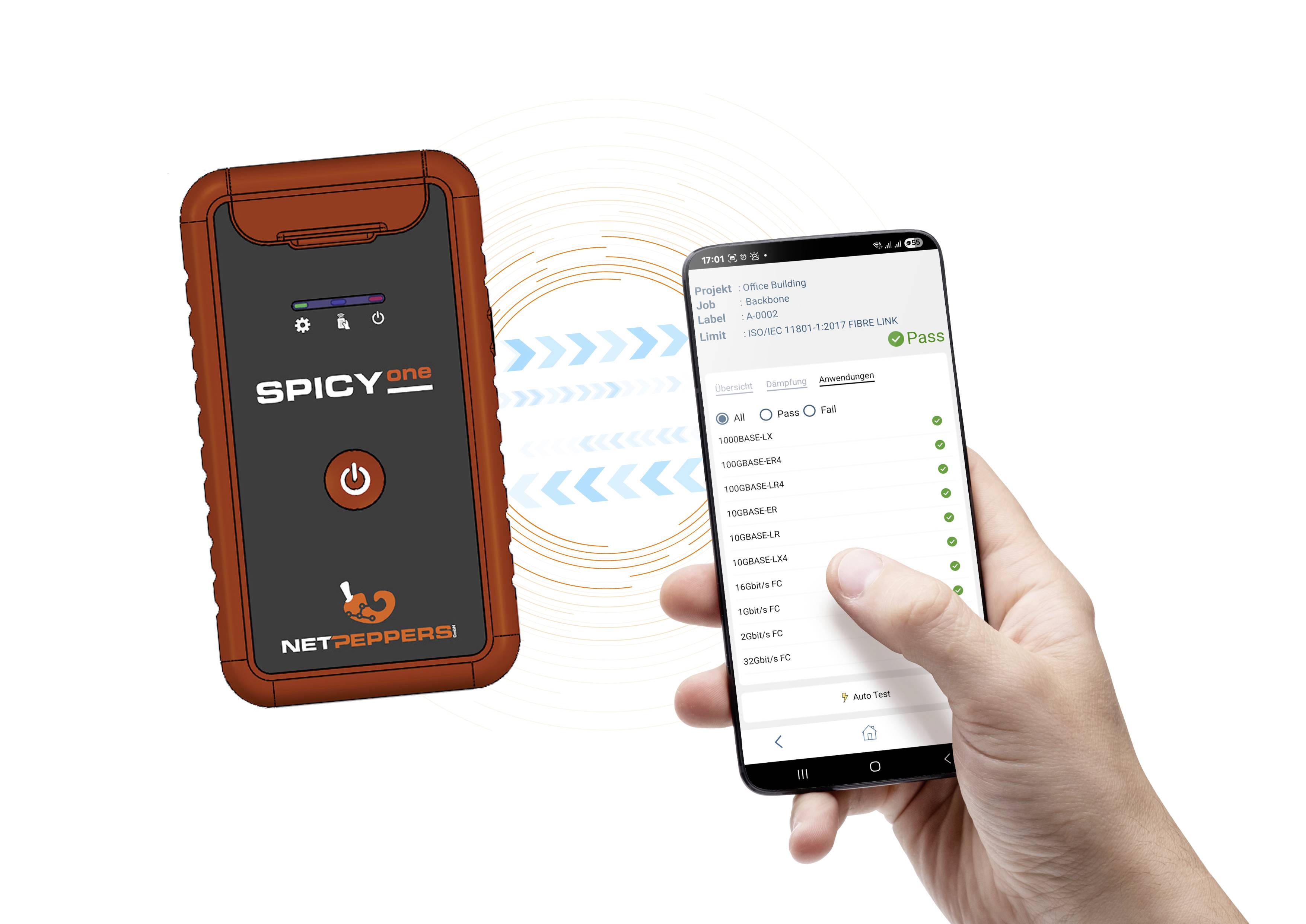 Eine Hand hält ein Smartphone, das Ergebnisse eines SPICY-Geräts von NET PEPPERS mit angezeigter Konnektivität und bestandenem Teststatus zeigt.
