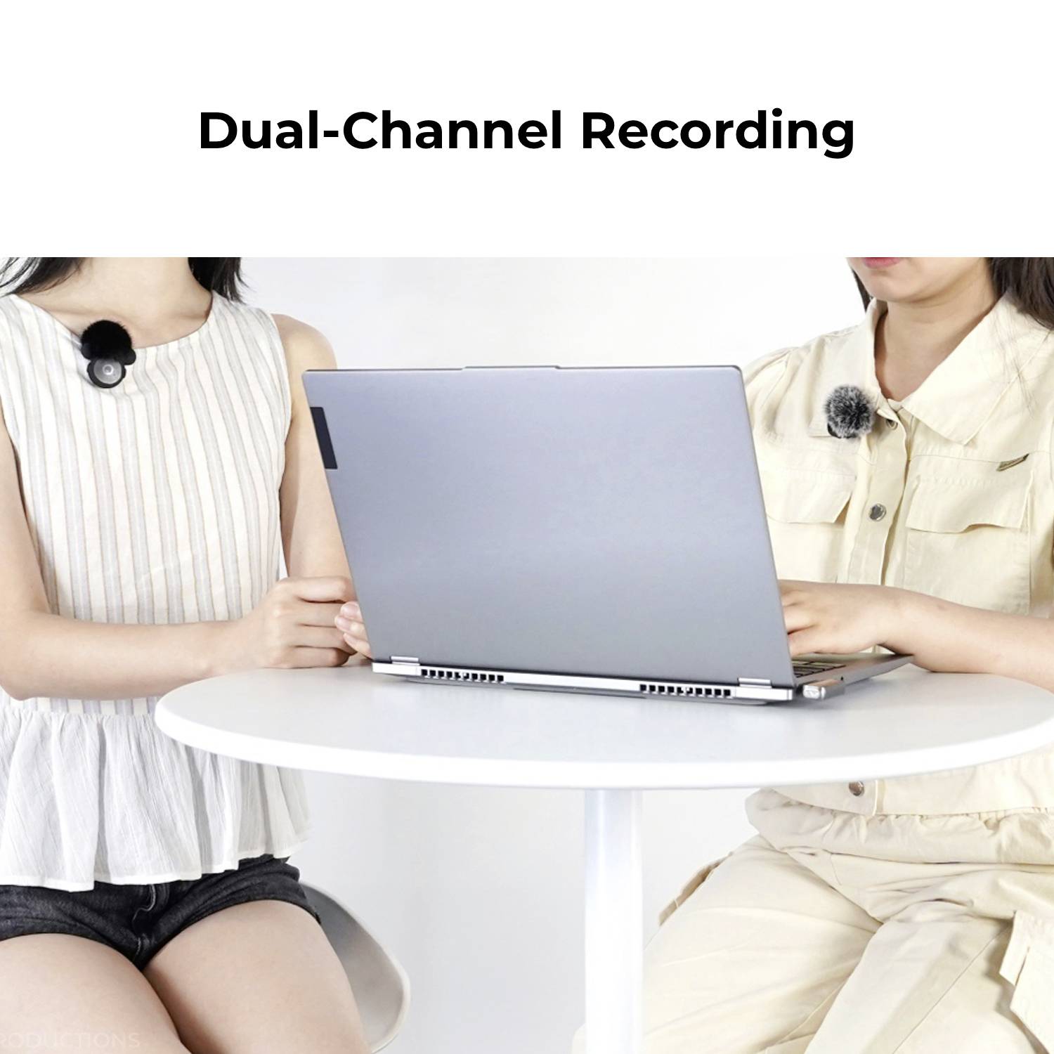 Zwei Personen sitzen an einem Tisch und arbeiten an einem Laptop. Jede Person trägt ein Mikrofon, was darauf hindeutet, dass sie Audio aufnehmen, wie der Text ‚Dual-Channel Recording' bestätigt.