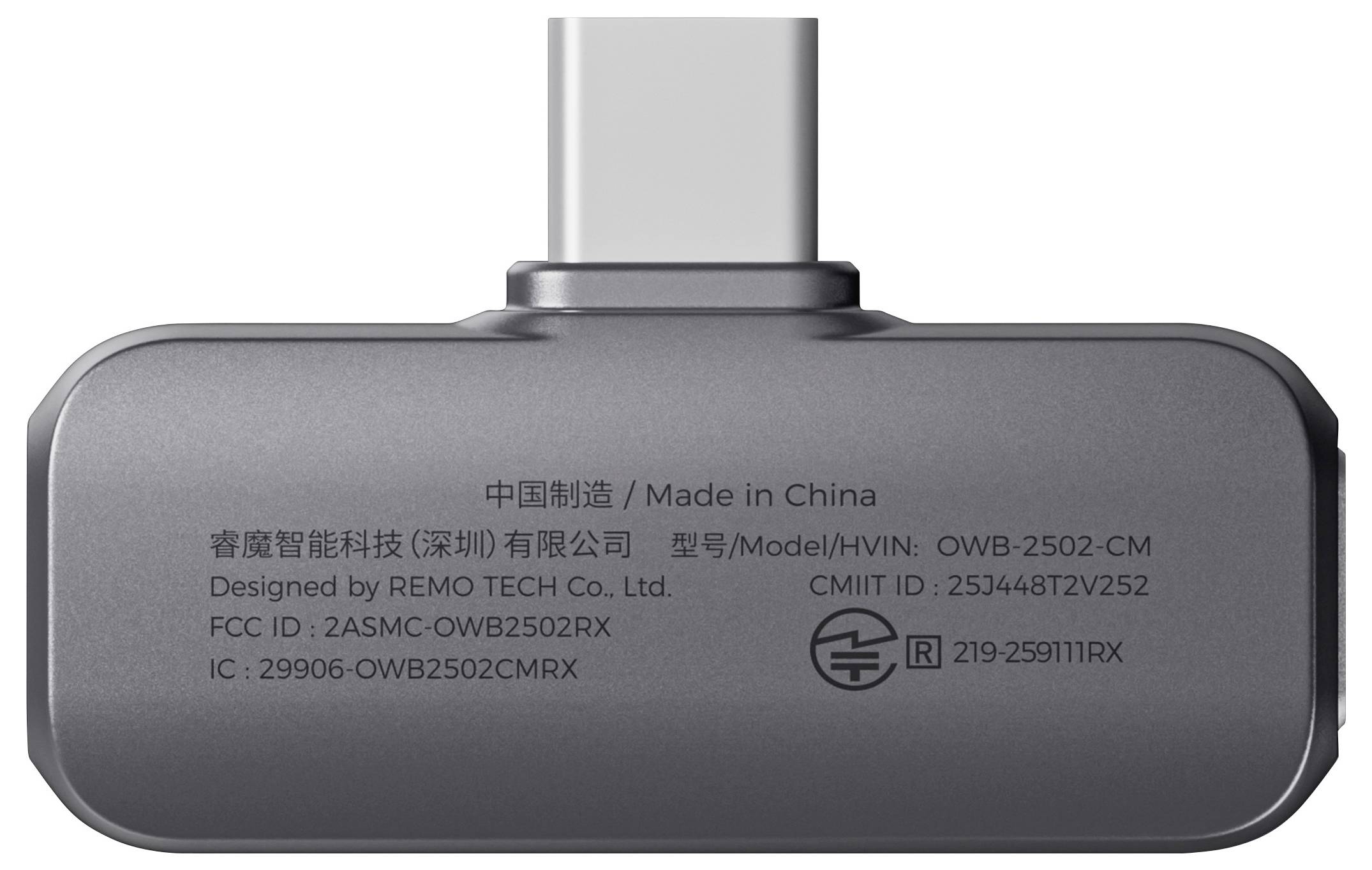 Eine Nahaufnahme eines Geräts, die dessen Ladeanschluss zeigt, mit Text, der "Made in China" und einige technische Spezifikationen angibt.