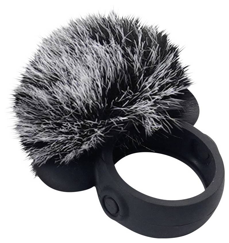 Ein kleiner, schwarzer Ring mit einem flauschigen, grau und schwarz gesprenkelte pelzähnlichen Anhängsel oben, der wie ein dekoratives Accessoire aussieht.