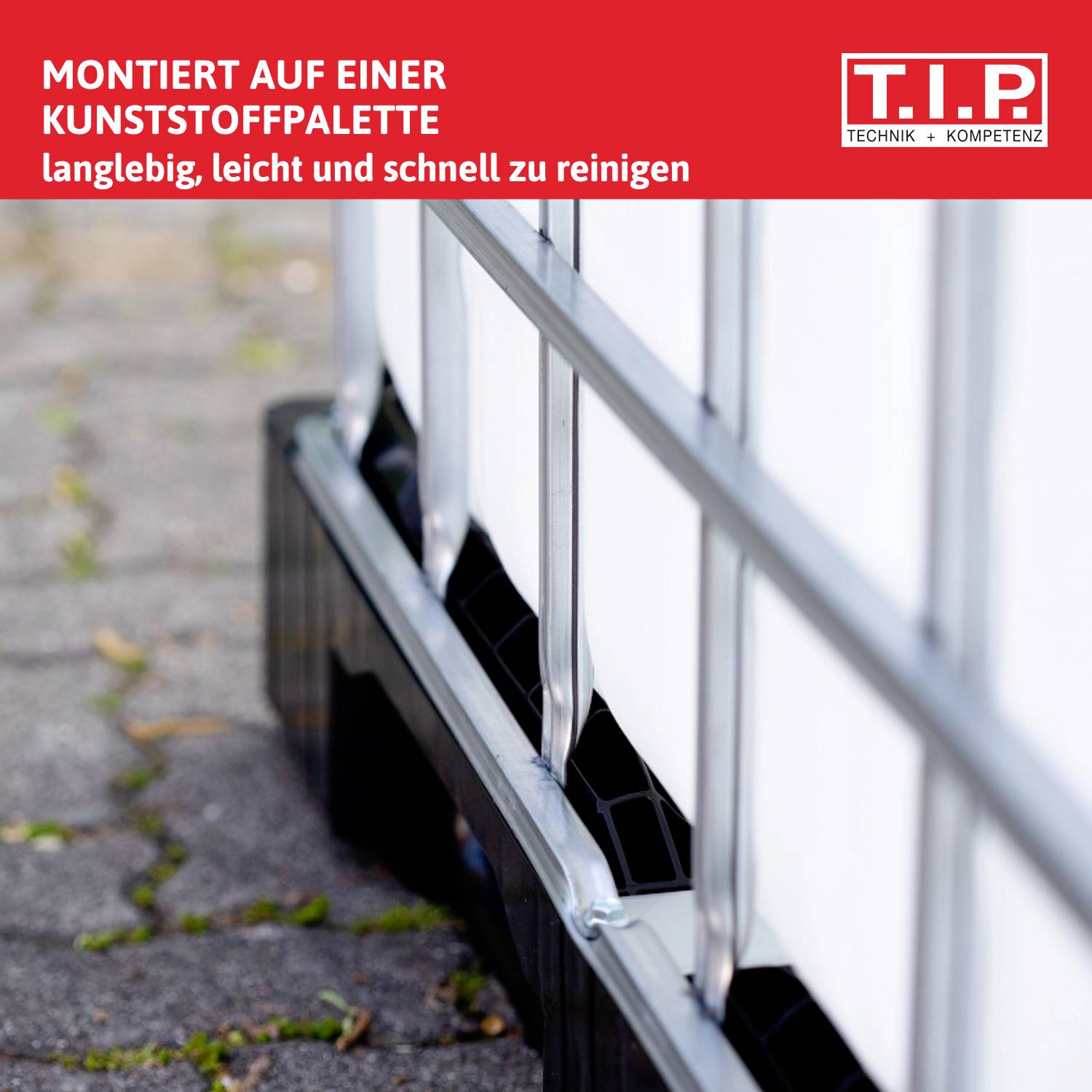 Ein weißer Tank auf einer schwarzen Kunststoffpalette auf einer gepflasterten Oberfläche unter einem roten Banner mit dem Text ‚Montiert auf einer Kunststoffpalette'.