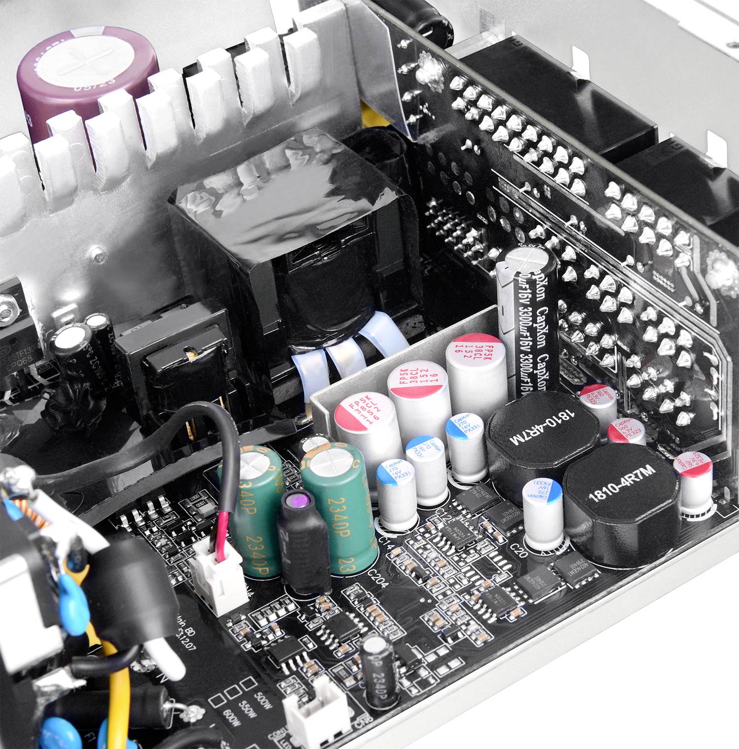 Nahaufnahme einer Computermotherboard, die Kondensatoren, Widerstände und einen Kühlkörper zeigt und die komplexe Elektronikanordnung veranschaulicht.