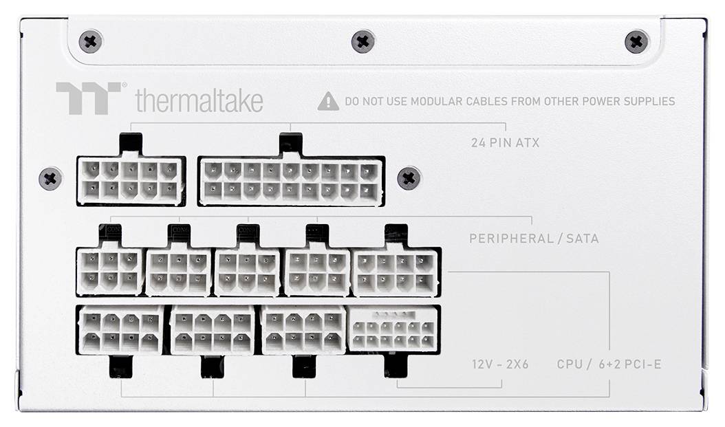 Rückseite eines Thermaltake-Netzteils mit modularen Kabelanschlüssen für 24-Pin ATX, Peripheral/SATA, 12V 2x6 und CPU/6+2 PCI-E.