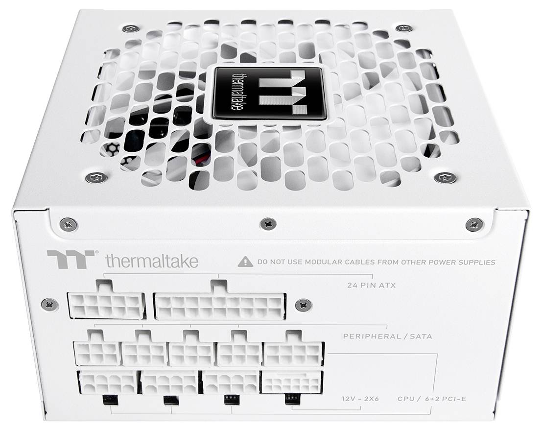 Weißes Thermaltake Netzteil mit modularen Kabelanschlüssen, gekennzeichnet für 24 PIN ATX, Peripheral/SATA, 12V 2x6, CPU und 8+2 PCI-E.