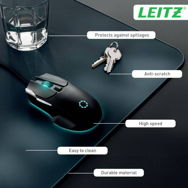 Eine Computermaus auf einem Schreibtischpad mit gekennzeichneten Merkmalen: „Schützt vor Verschüttungen", „Kratzfest", „Hohe Geschwindigkeit", „Leicht zu reinigen", „Strapazierfähiges Material".