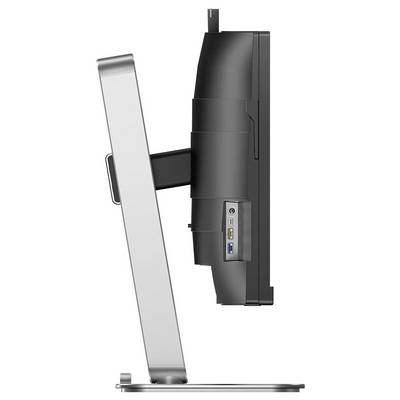 Eine Seitenansicht eines Computermonitors auf einem silbernen Ständer, die Anschlüsse auf der Rückseite zeigt, darunter HDMI, USB und Audio.