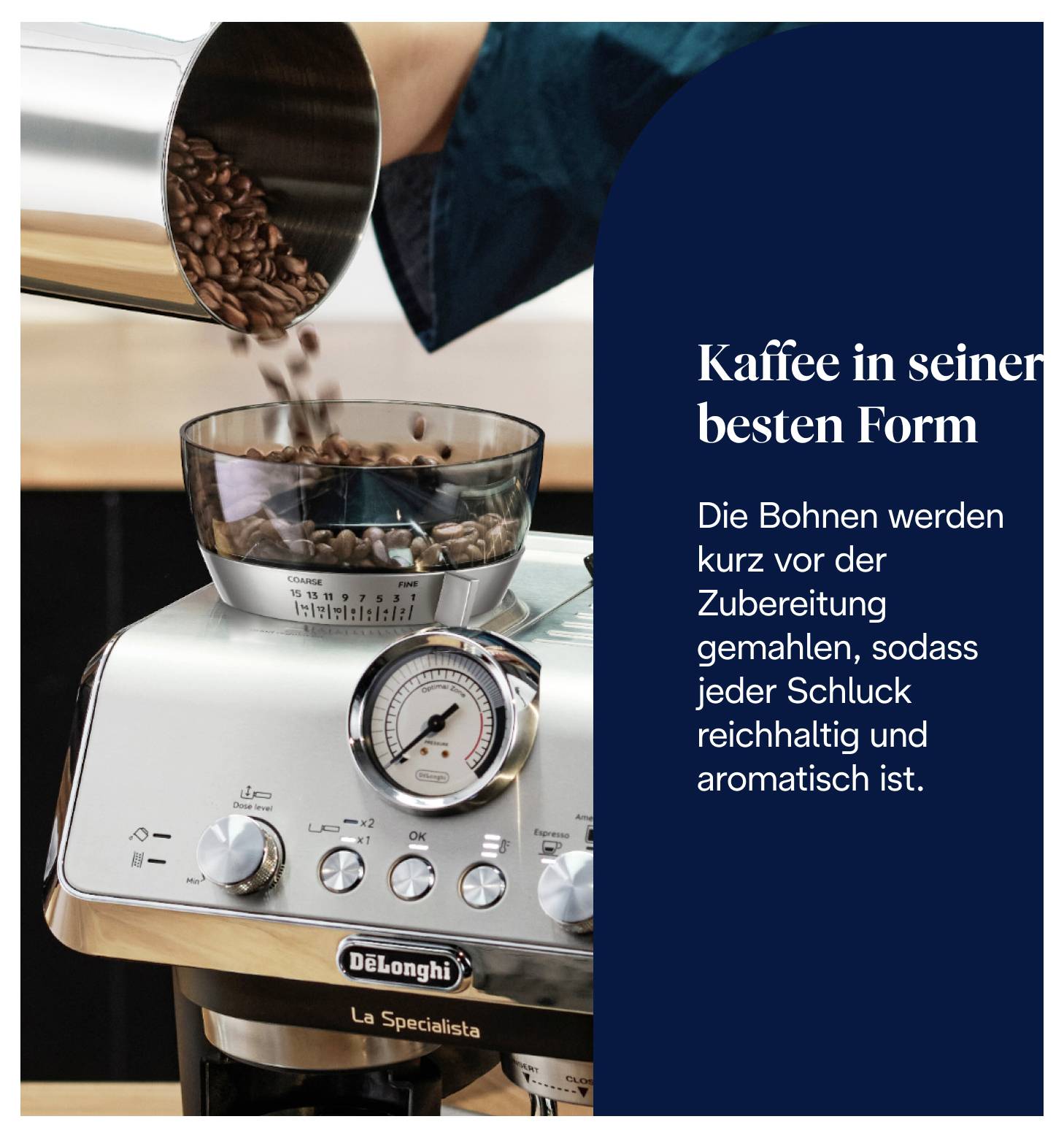 Espressomaschine mit Bohnen im Mahlbehälter; Text: 'Kaffee in seiner besten Form' und Hinweis, dass Bohnen kurz vor der Zubereitung gemahlen werden, damit jeder Schluck reichhaltig und aromatisch ist.<br>