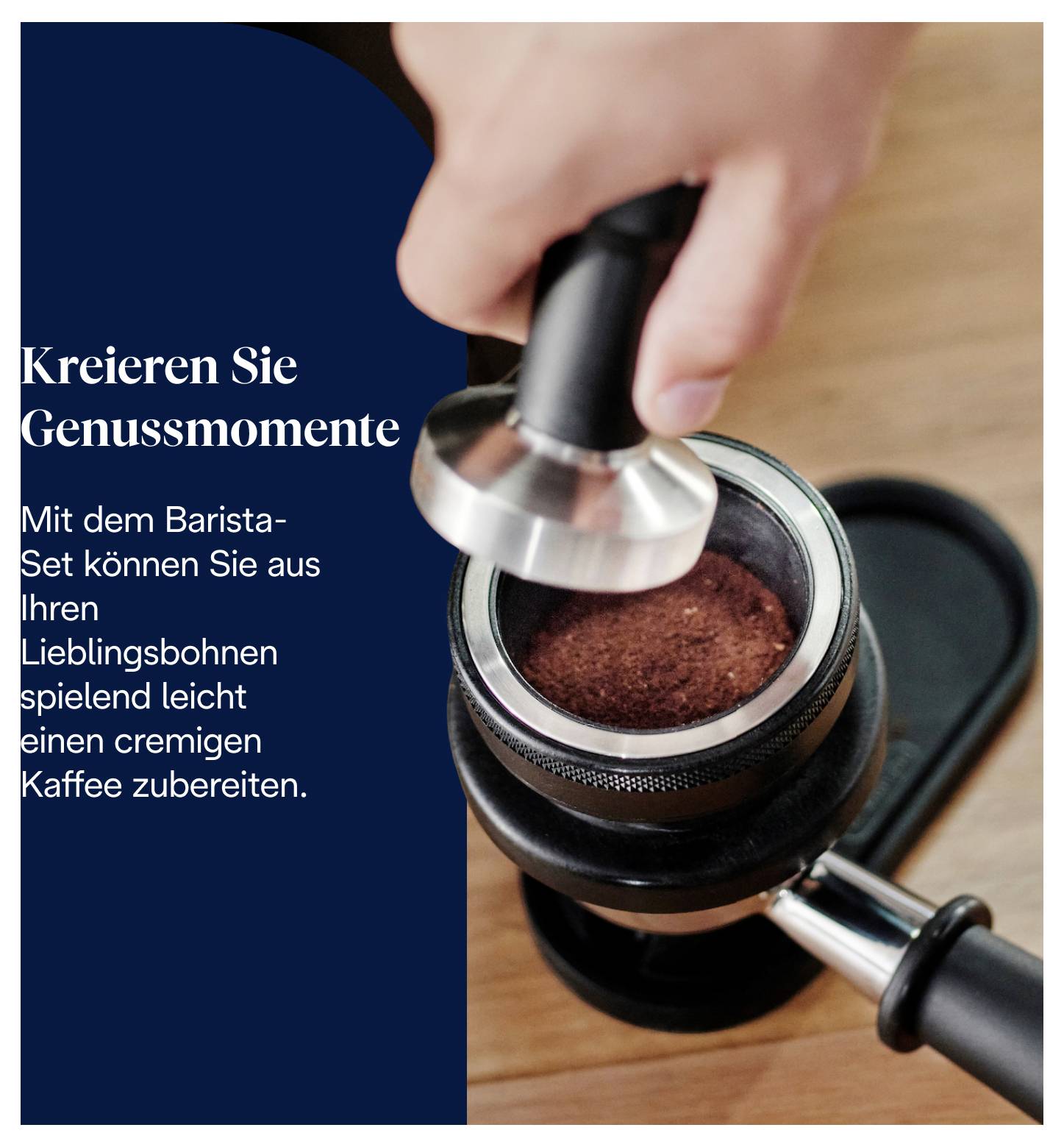 Werbung für ein Barista-Set: Hand presst Kaffeepulver im Siebträger; Text verspricht cremigen Kaffee aus Lieblingsbohnen.