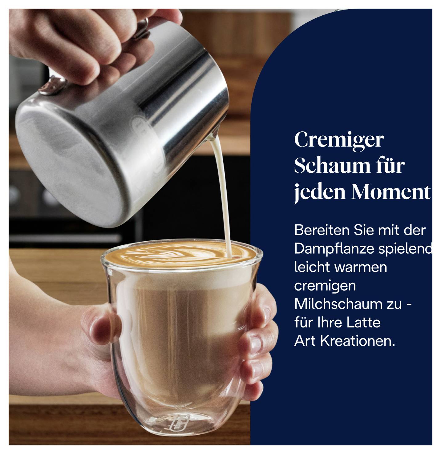 Barista gießt Milchschaum in ein Glas; rechts Text: 'Cremiger Schaum für jeden Moment' und Hinweis auf leicht warmen, cremigen Milchschaum für Latte Art.<br>
