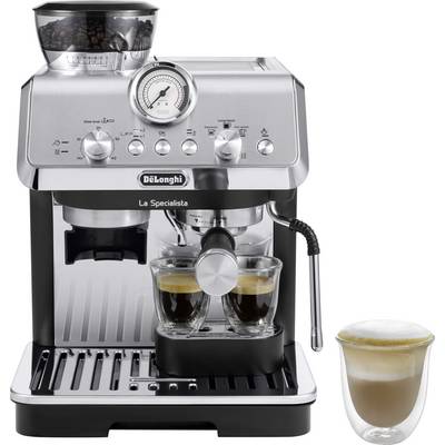 Espressomaschine mit Kaffeemühle, Dampfdüse, Manometer und zwei Gläsern mit Espresso. Ein Latte in einem Glas daneben.