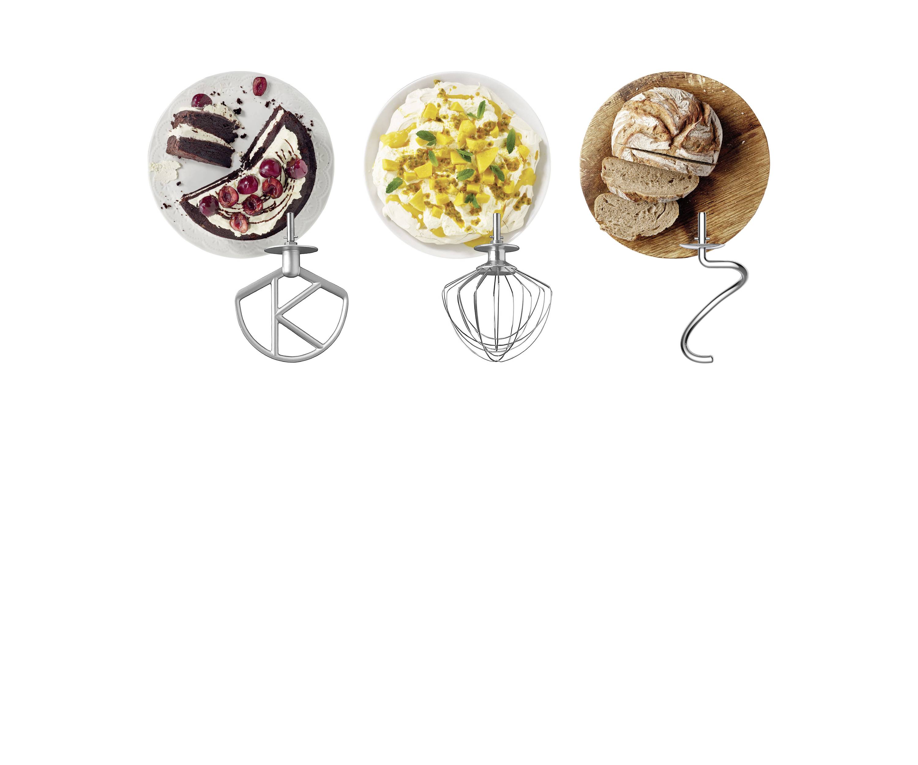 Das Bild zeigt drei Mixer-Aufsätze: einen Rührer mit einem Schokoladenkuchen, einen Schneebesen mit einem mit Früchten gekrönten Dessert und einen Knethaken mit Brot.
